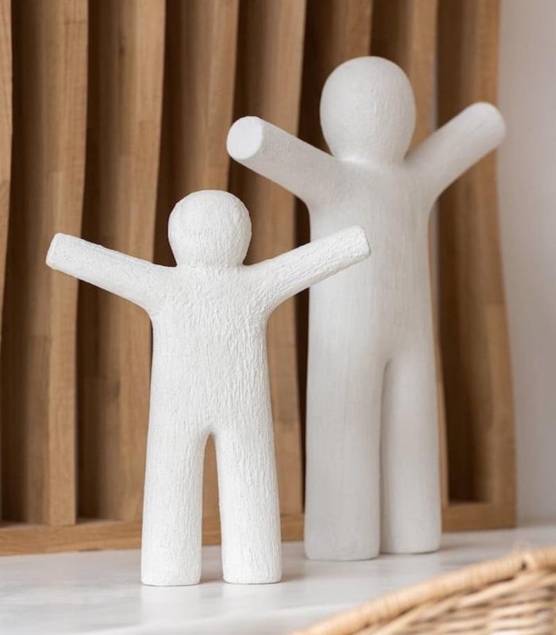 Une sculpture bois visage contemporaine et expressive, aux formes stylisées et au design moderne, jouant avec les textures du bois